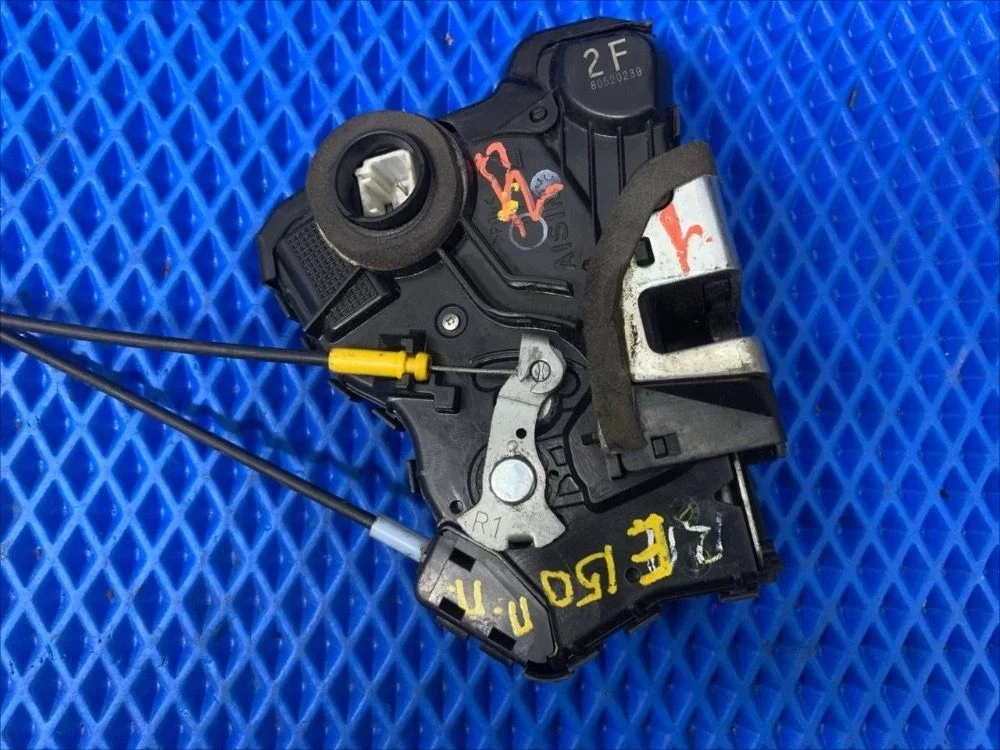 Замок двери передней правой Toyota Corolla X (2006—2010) б.у