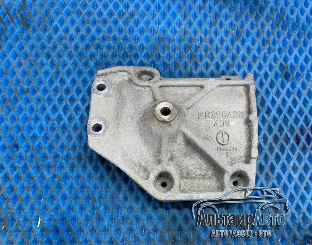 Кронштейн компрессора кондиционера Mitsubishi Pajero III рестайлинг (2002—2006) Mitsubishi Pajero III рестайлинг (2002—2006) V63W mr398429