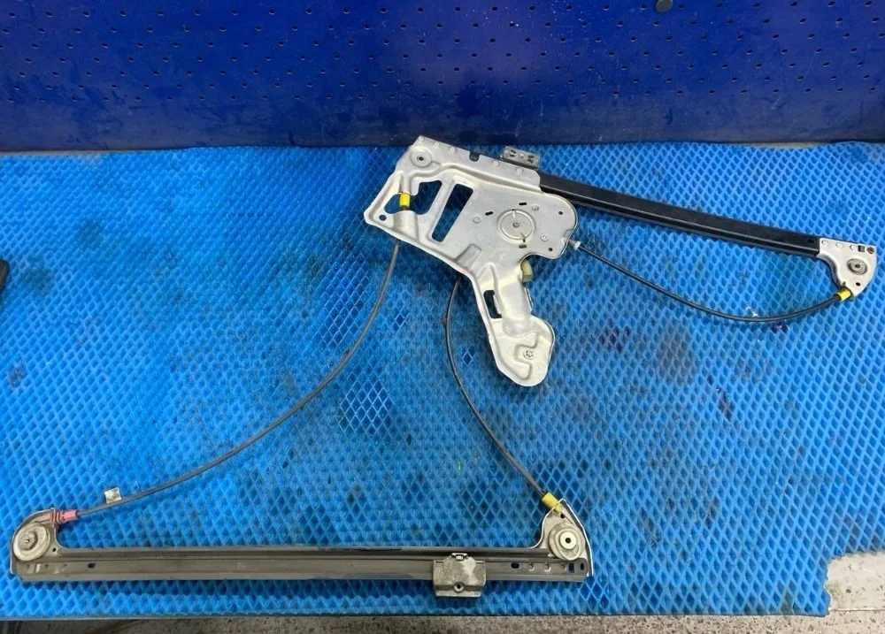 Стеклоподъемник электр. передний Land Rover Range Rover III рестайлинг (2005—2009) Land Rover Range Rover III рестайлинг (2005—2009)  XH4223201AA