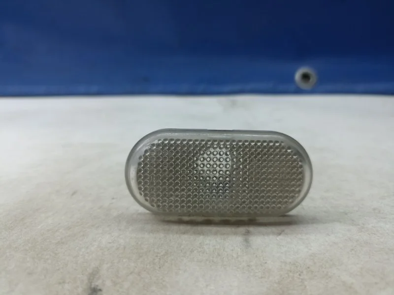 Повторитель поворота в крыло Renault Logan 2010 8200257684