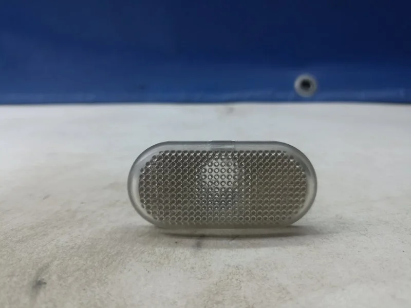 Повторитель поворота в крыло Renault Logan 2010 8200257684 СЕДАН