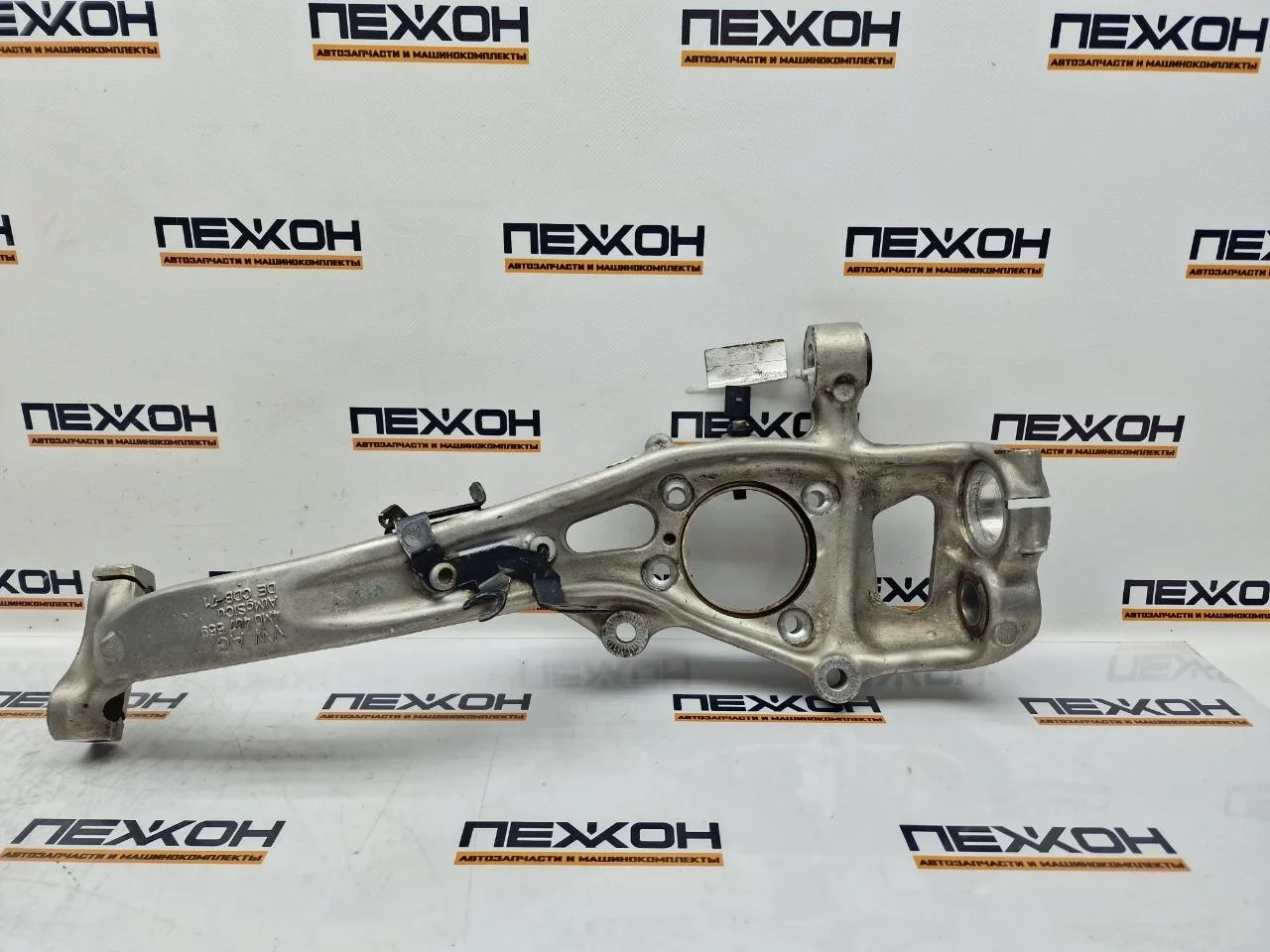 Кулак AUDI Q7 2015 4M0407253J 4M 3.0 CRTC, передний левый