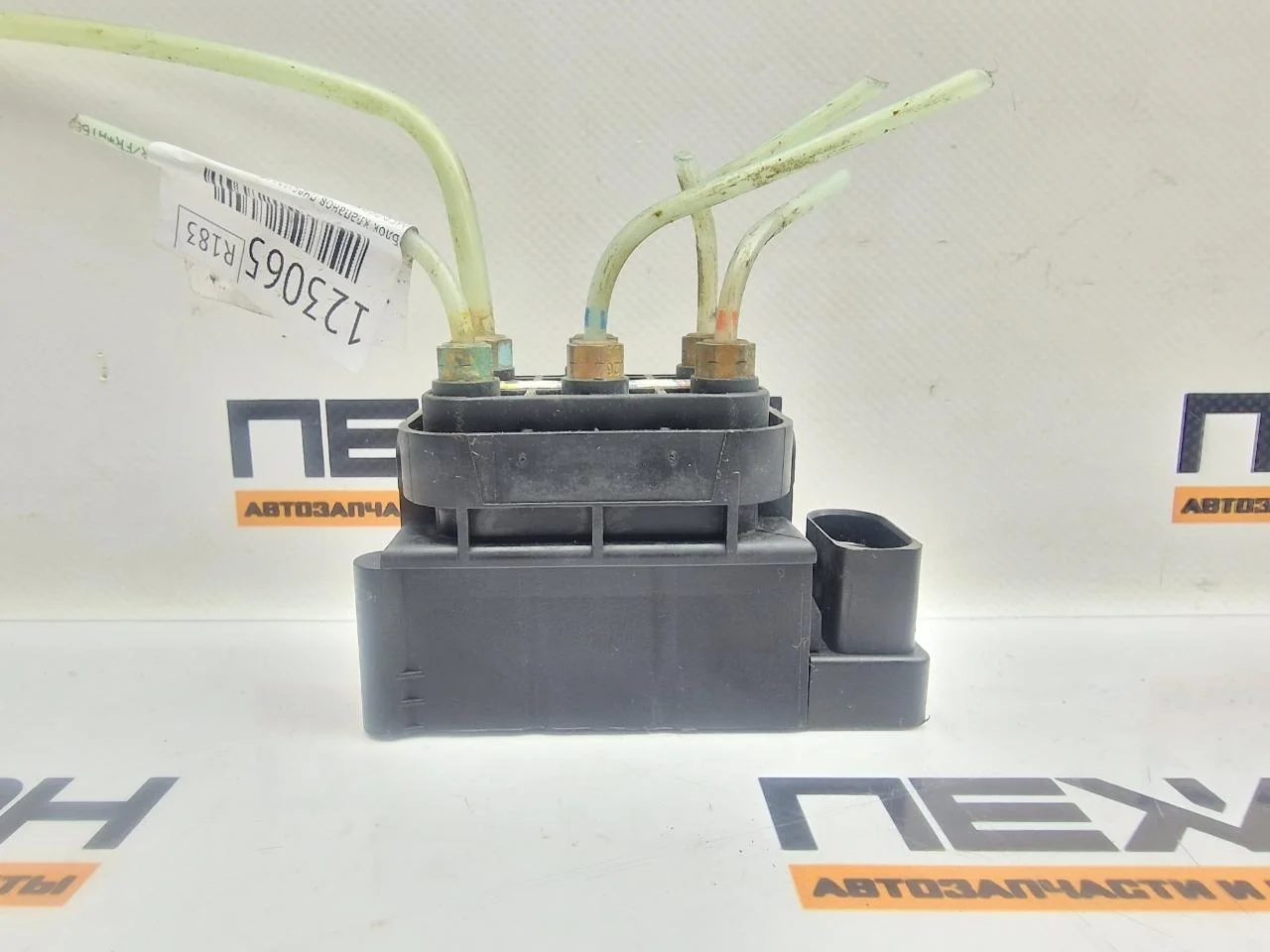 Блок клапанов пневмоподвески MERCEDES-BENZ GLE-Class 2015 A2123200358 W166 3.0 OM642 (D642826)