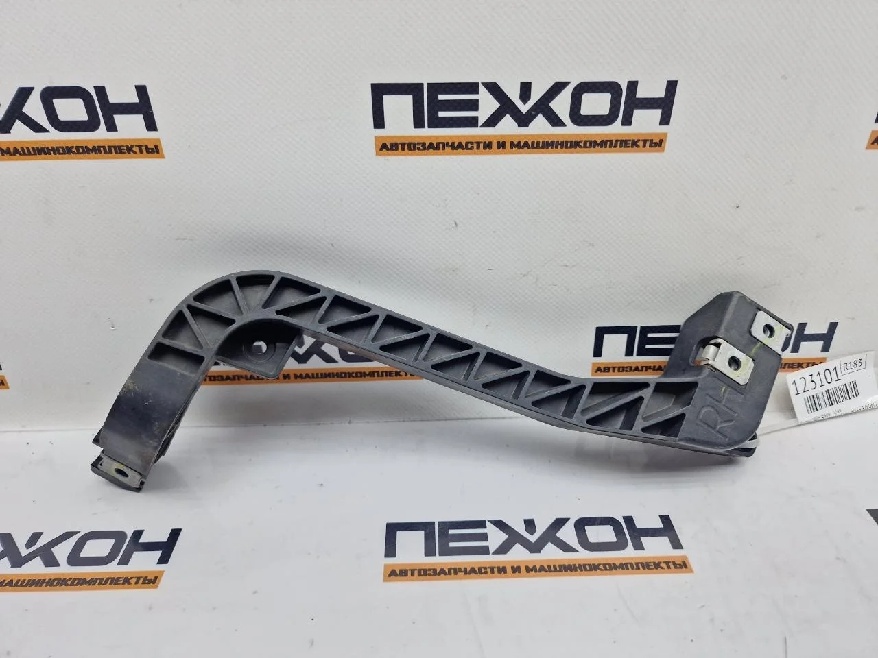 Кронштейн фары MERCEDES-BENZ GLE-Class 2015 A1666263731 W166 3.0 OM642 (D642826), правый