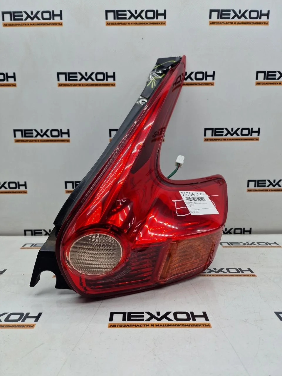 Фонарь (дефект) NISSAN JUKE 2012 265501KA0A F15 1.6 HR16, задний правый