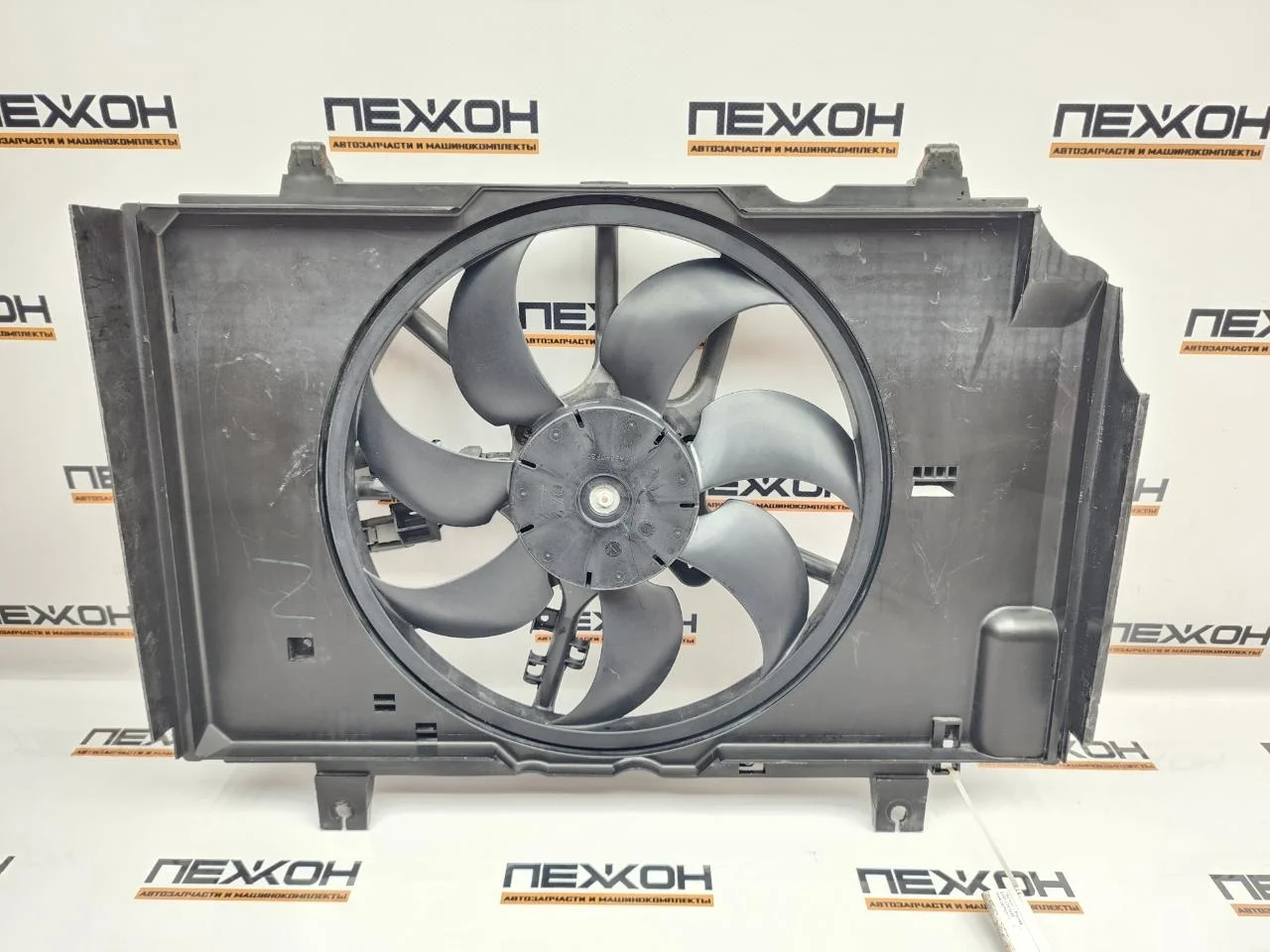 Диффузор с вентилятором NISSAN JUKE 2013 214811KA0A F15 1.6 HR16