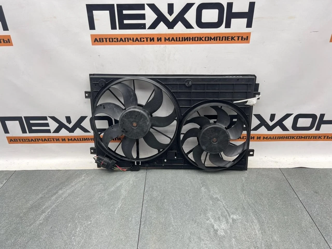 Диффузор с вентилятором VOLKSWAGEN SIROCCO 2012 1K0121207BB MK3 1.4 CAVD