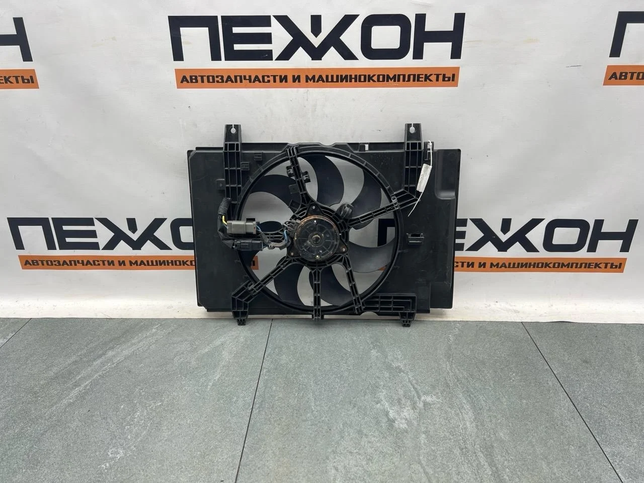 Диффузор с вентилятором NISSAN JUKE 2011 214811KA0A F15 1.6 HR16