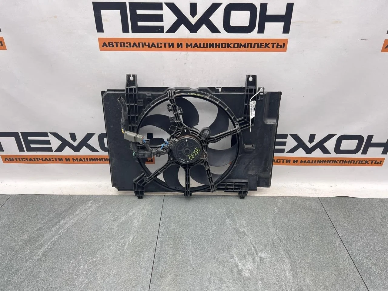 Диффузор с вентилятором NISSAN JUKE 2010 214811KA0A F15 1.6 HR16