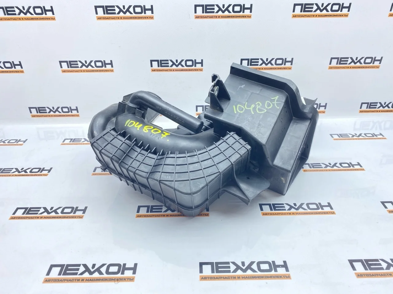 Резонатор воздушного фильтра MAZDA 3 2006 LF5013201B BK 2.0