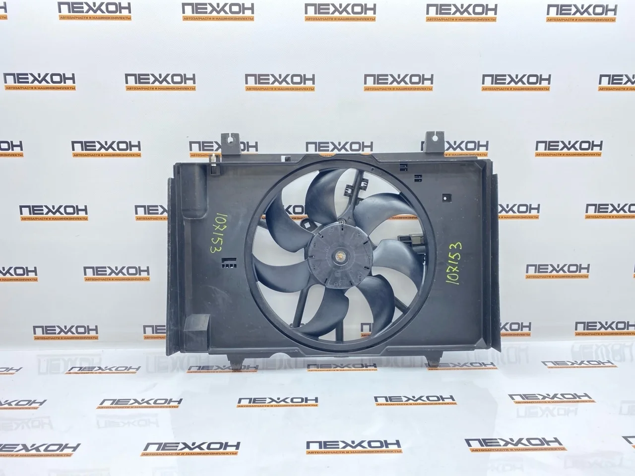 Диффузор с вентилятором NISSAN JUKE 2014 214811KA0A F15 1.6 HR16