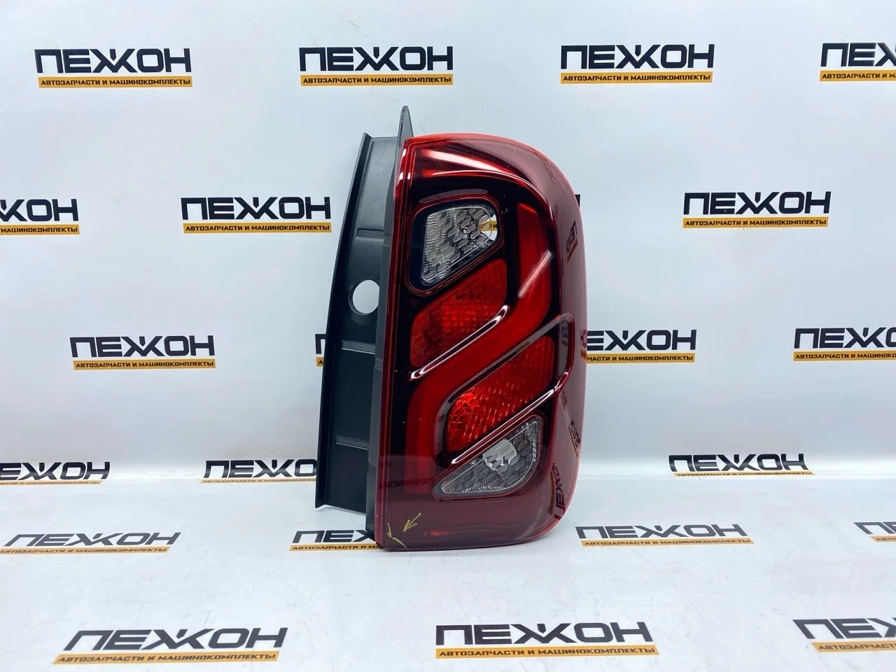 Фонарь (не оригинал) RENAULT DUSTER OEM0037FONR 1, правый