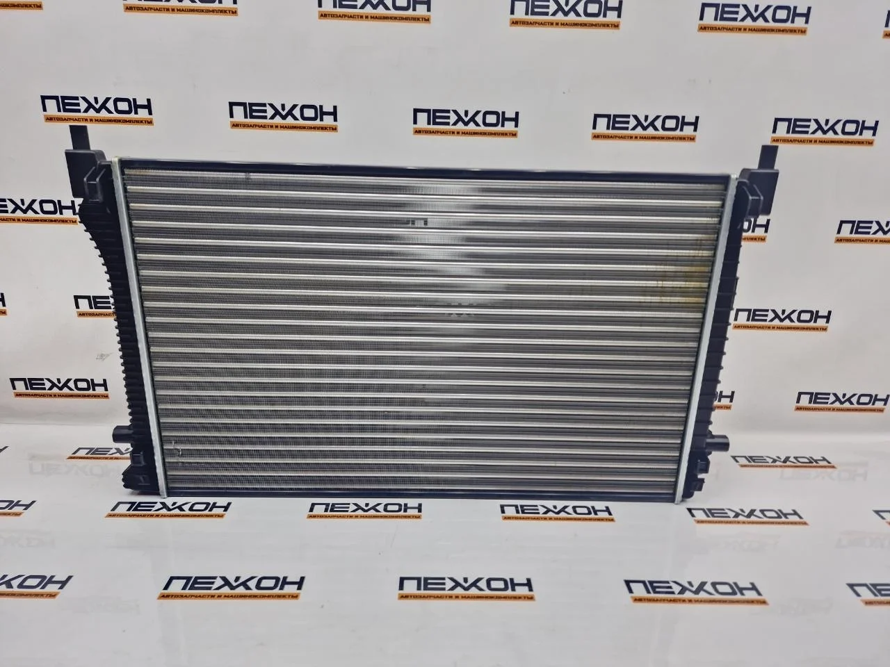 Радиатор охлаждения (не оригинал) AUDI A3 535316 8V