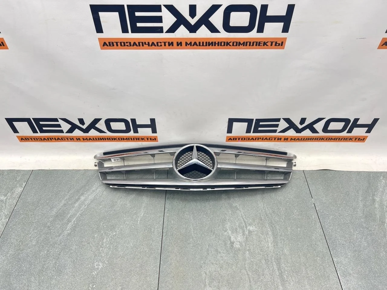 Решетка радиатора MERCEDES-BENZ C-CLASS 2013 A2048800023 W204 2.2 OM651