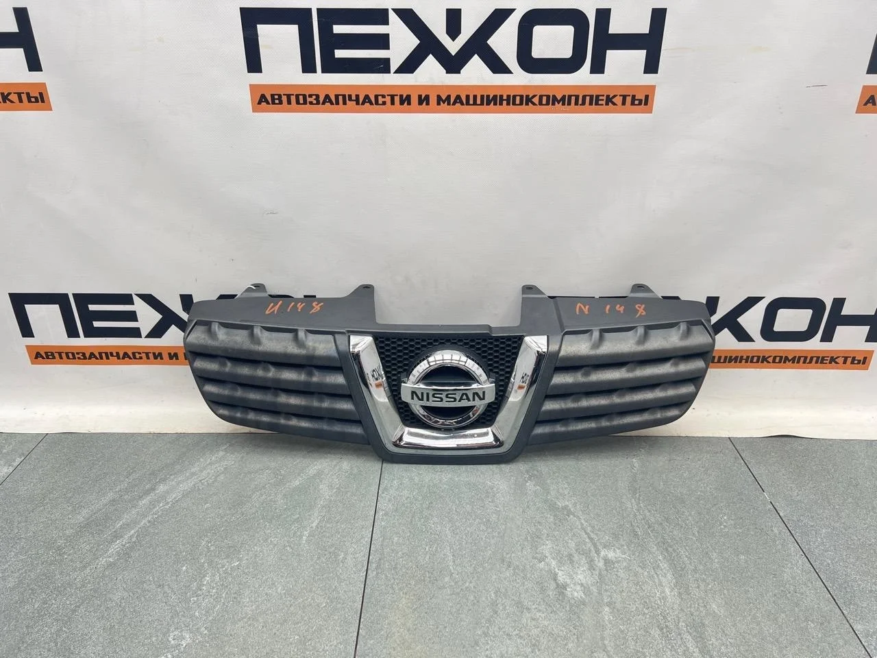 Решетка радиатора (дефект) NISSAN QASHQAI 2008 62310JD00B J10E 1.6 HR16DE