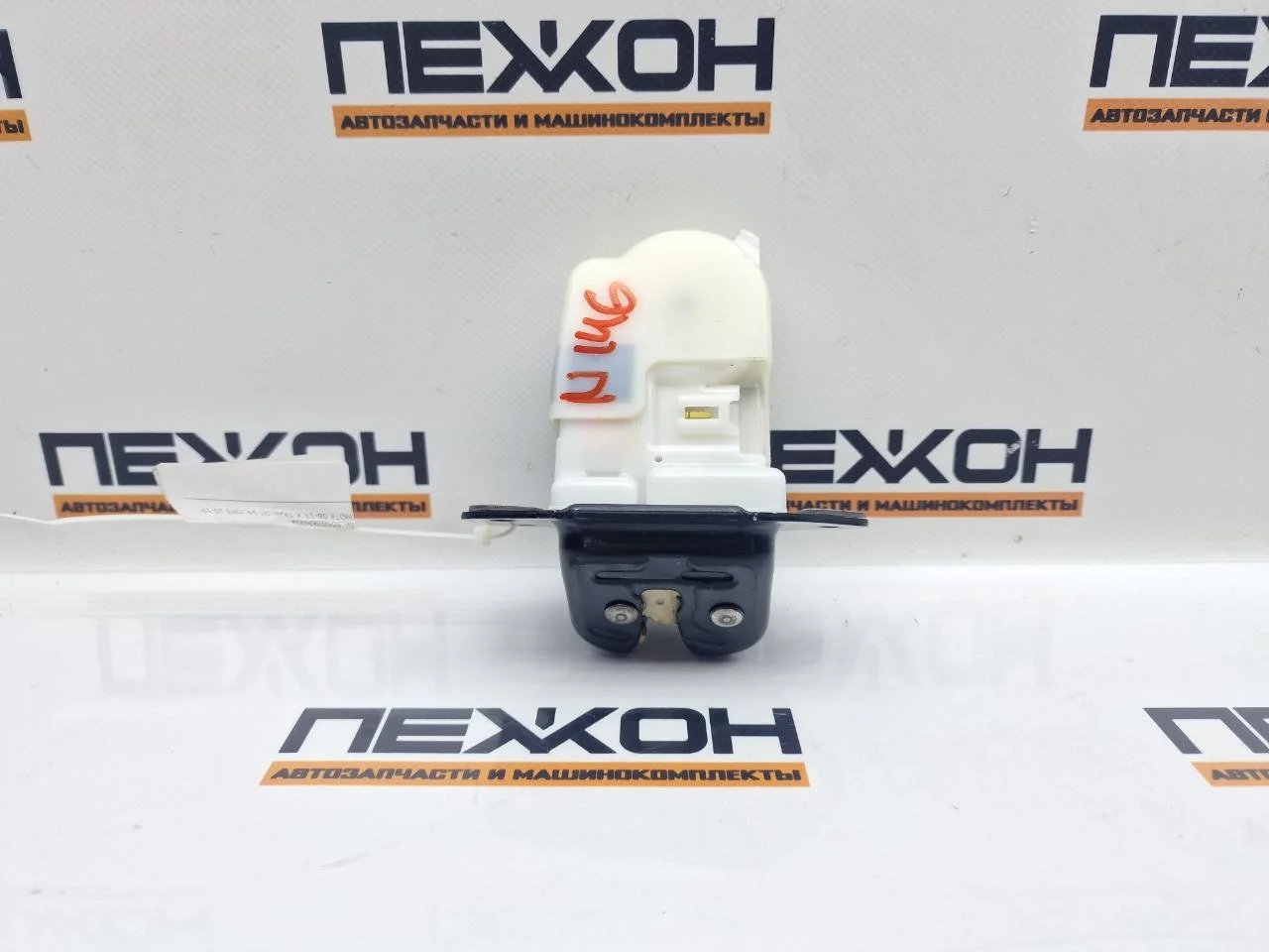 Замок багажника NISSAN JUKE 2015 90502EN00A F15 1.2 HRA2DDT