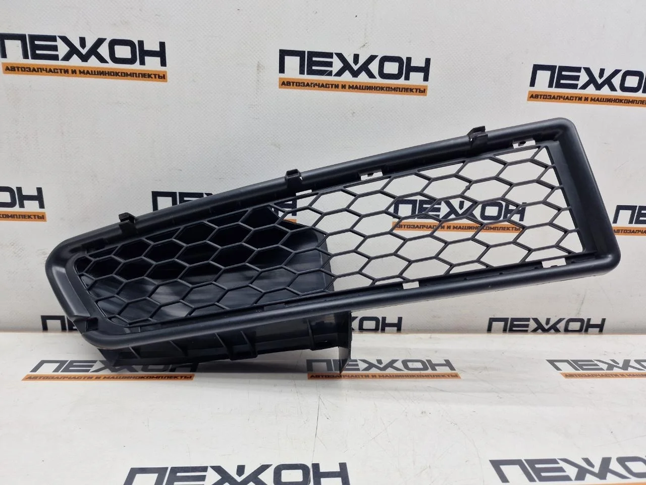 Решетка переднего бампера (не оригинал) RENAULT LOGAN PRN99035GAR 1, правая