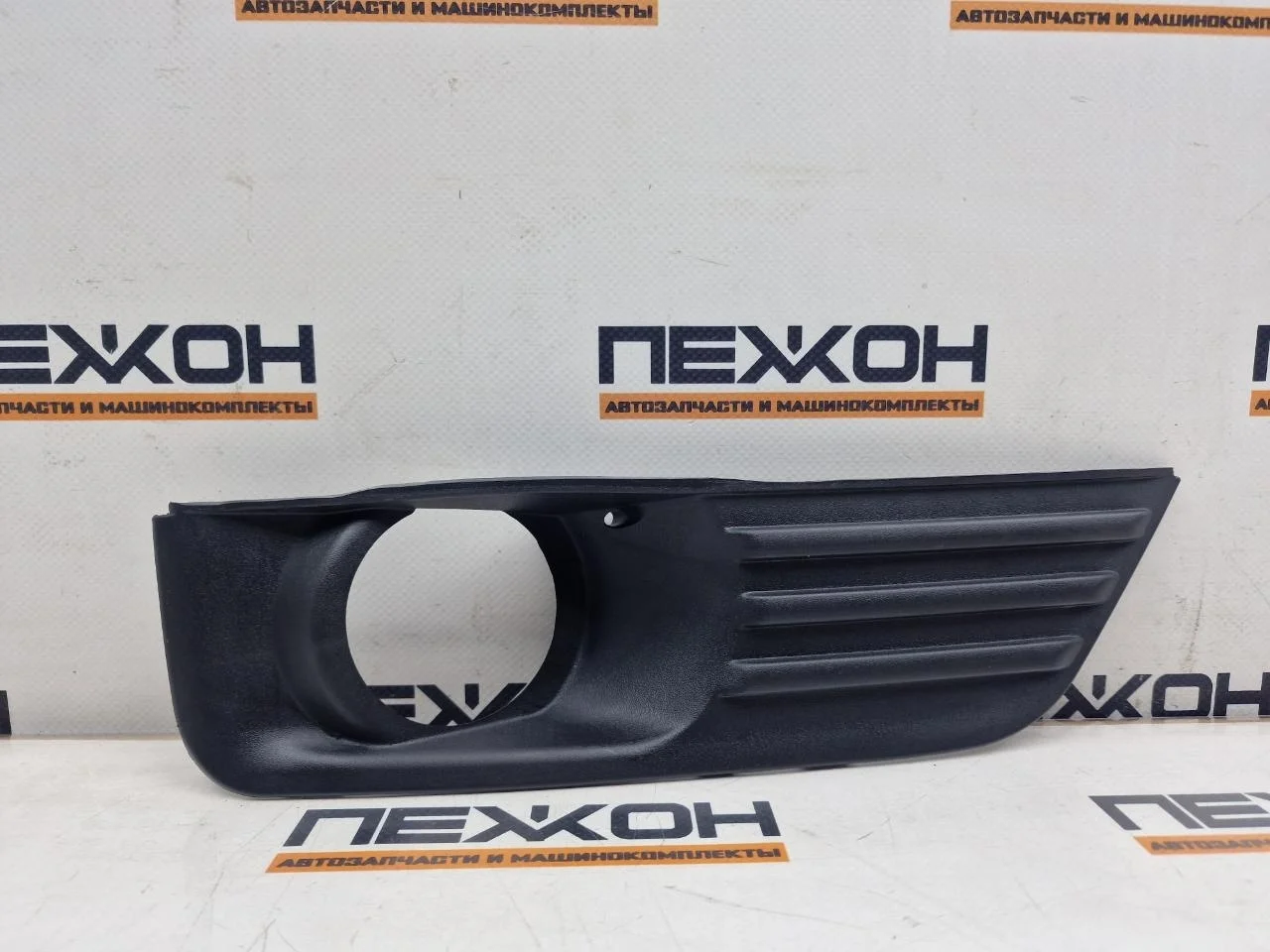 Накладка ПТФ (не оригинал) FORD FOCUS LQFKS017R 2, правая