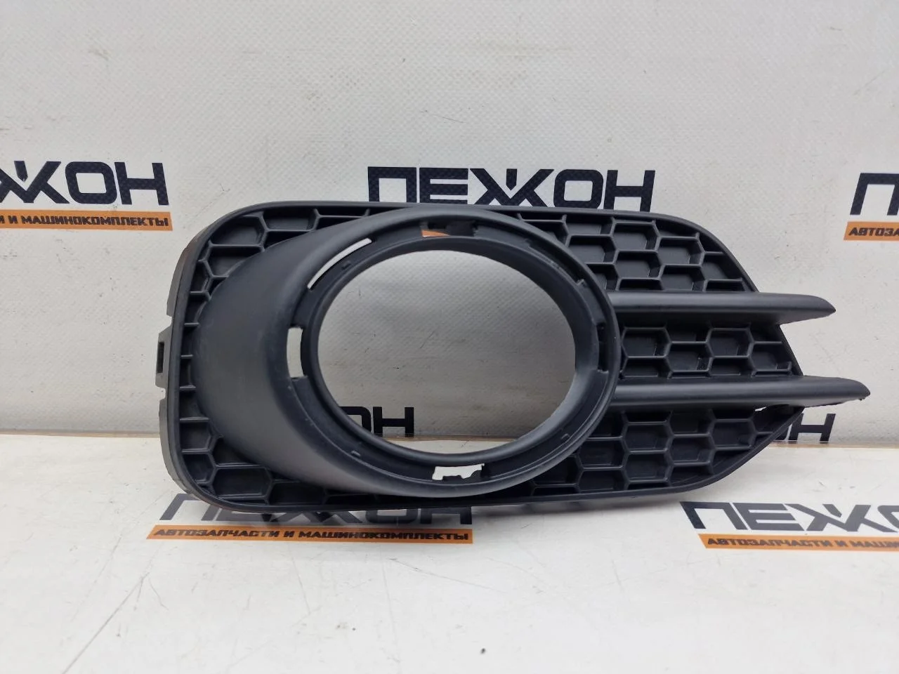 Накладка ПТФ (не оригинал) VOLKSWAGEN TIGUAN 4412518RUD 1, правая