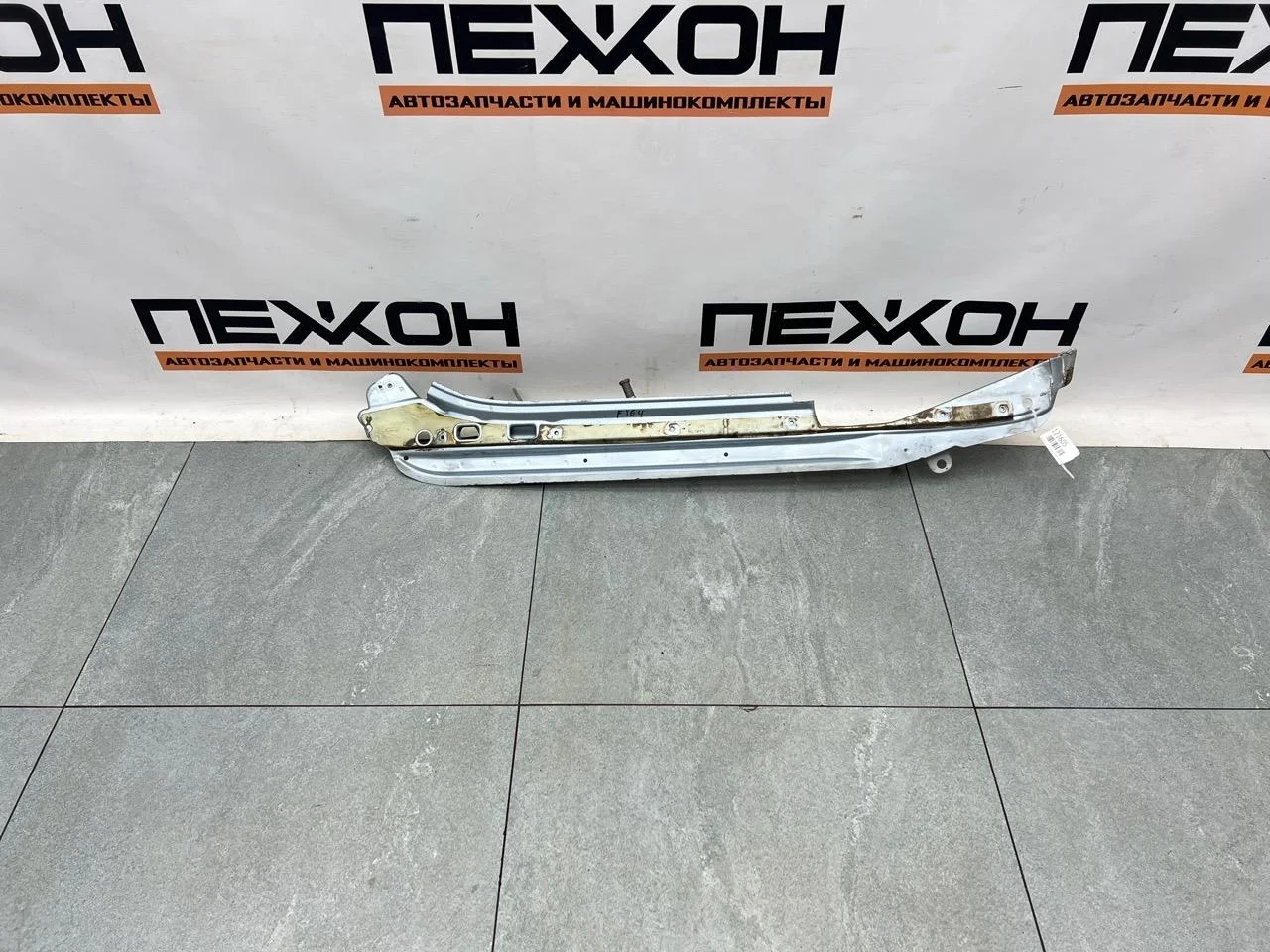 Кронштейн крепления крыла VOLKSWAGEN TOUAREG 7L6805157L GP, передний левый