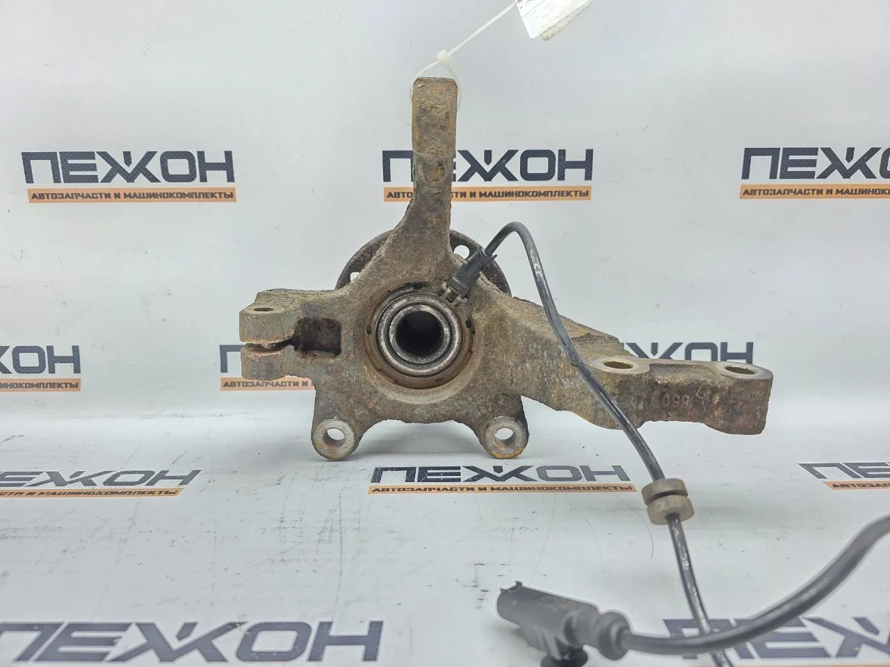 Кулак NISSAN NOTE 2008 40015AX600 E11 1.4 CR14DE, передний левый