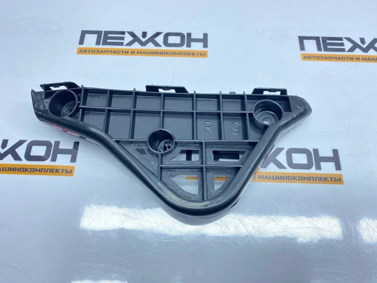 Кронштейн бампера (не оригинал) TOYOTA CAMRY TYCAM119A1R 8, передний правый