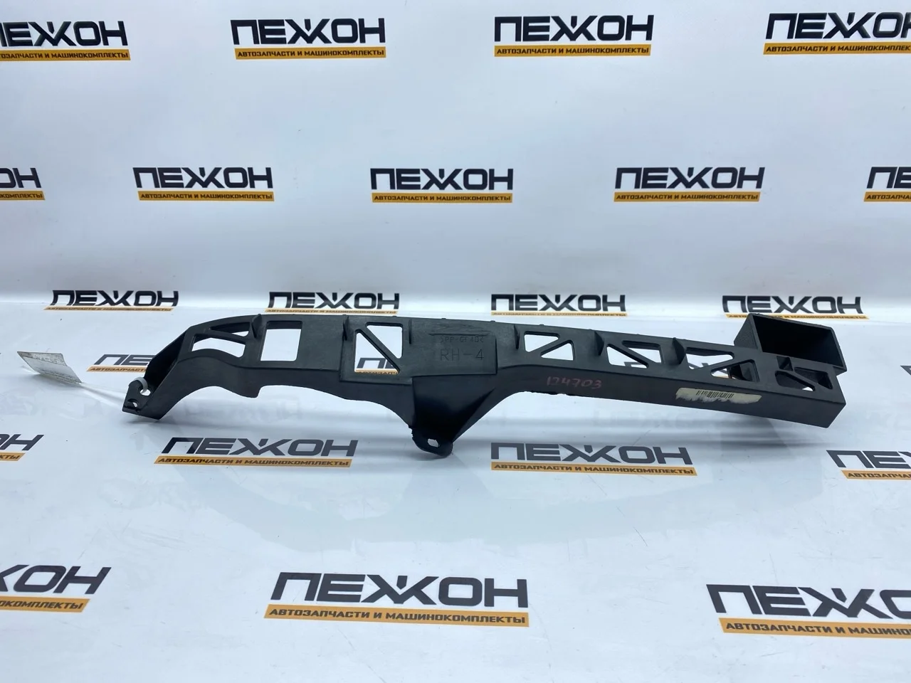 Кронштейн бампера (не оригинал, дефект) MAZDA 3 MZ43071AR BK, передний правый