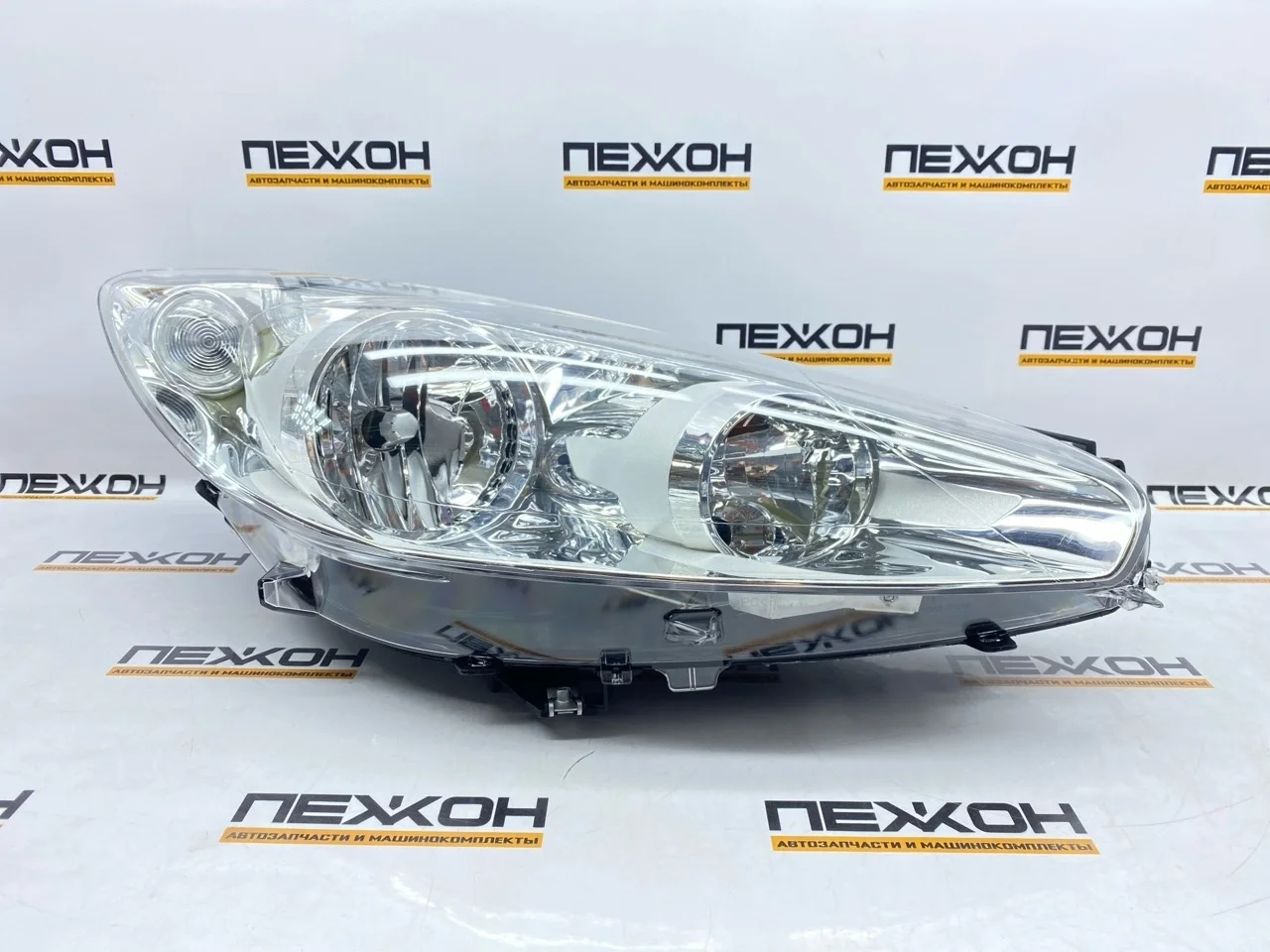 Фара (не оригинал) PEUGEOT 308 20E197052B 1, правая