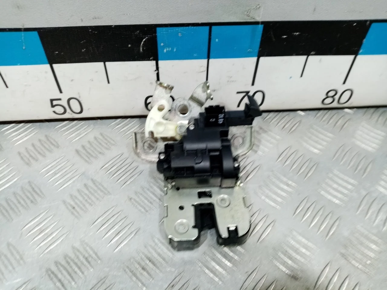 [Б/У] Замок багажника VAG [Код: 00680516 ]