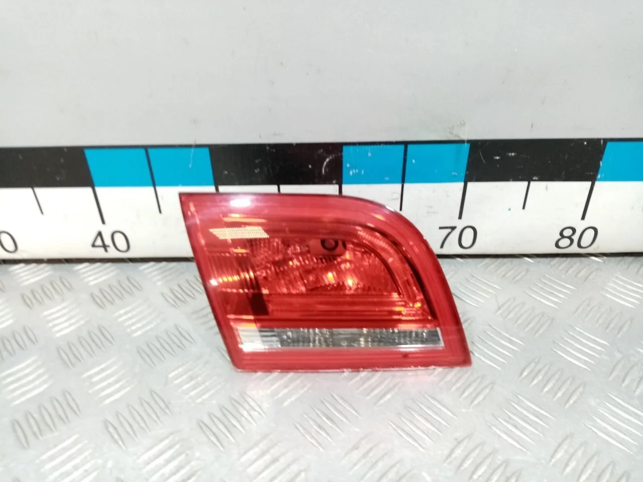 [Б/У] Фонарь задний внутренний левый Audi A3 - Без контактной платы подсветки, небольшие трещины [Незначительные дефекты] [Код: 00680596 ]