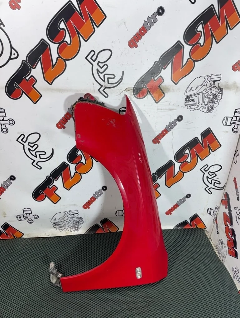 Крыло Audi A4 8E0821105F B7, переднее левое