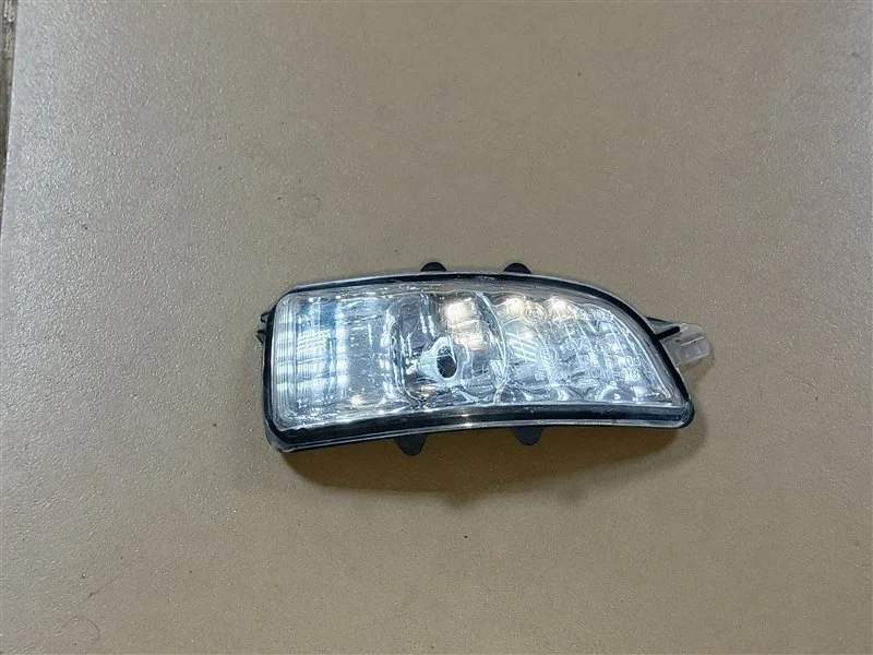 Повторитель поворота в зеркало Volvo S60 2007 31111102, правый