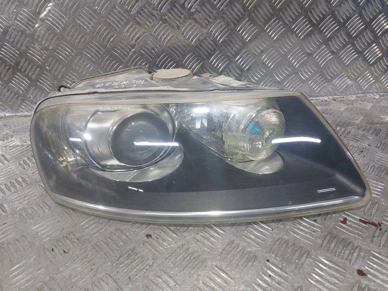 фара правая Volkswagen Touareg