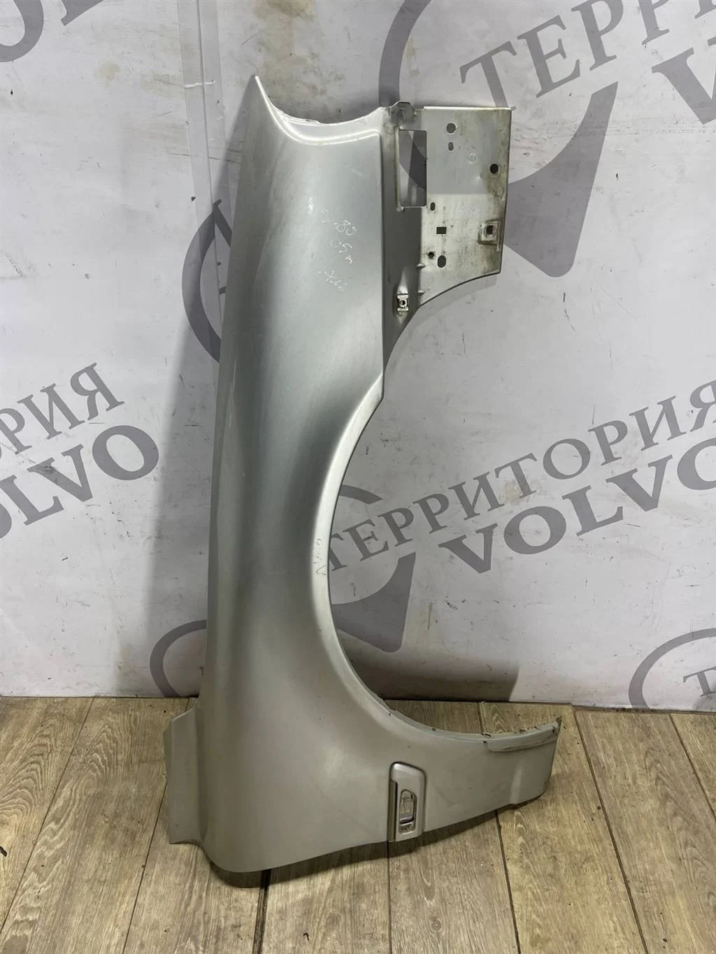 Крыло переднее правое