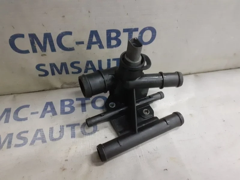 Патрубок охлаждения Volkswagen Passat 2006-2007 06F121133G 2.0T