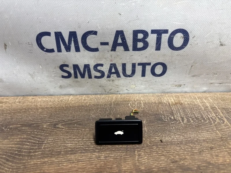 Кнопка багажника Audi A8 2011 3D0959831D D4 4.2 CDR