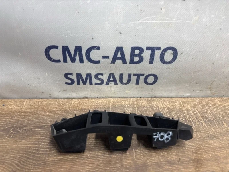 Кронштейн бампера Volkswagen Touareg 7P6807050 NF 3.0 CGEA, передний правый