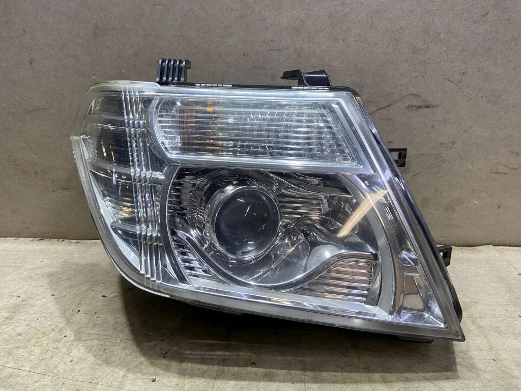 Фара правая Nissan Pathfinder R51M биксенон Rest