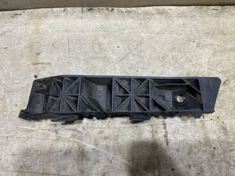 Кронштейн переднего бампера L Kia Sportage 4 QL