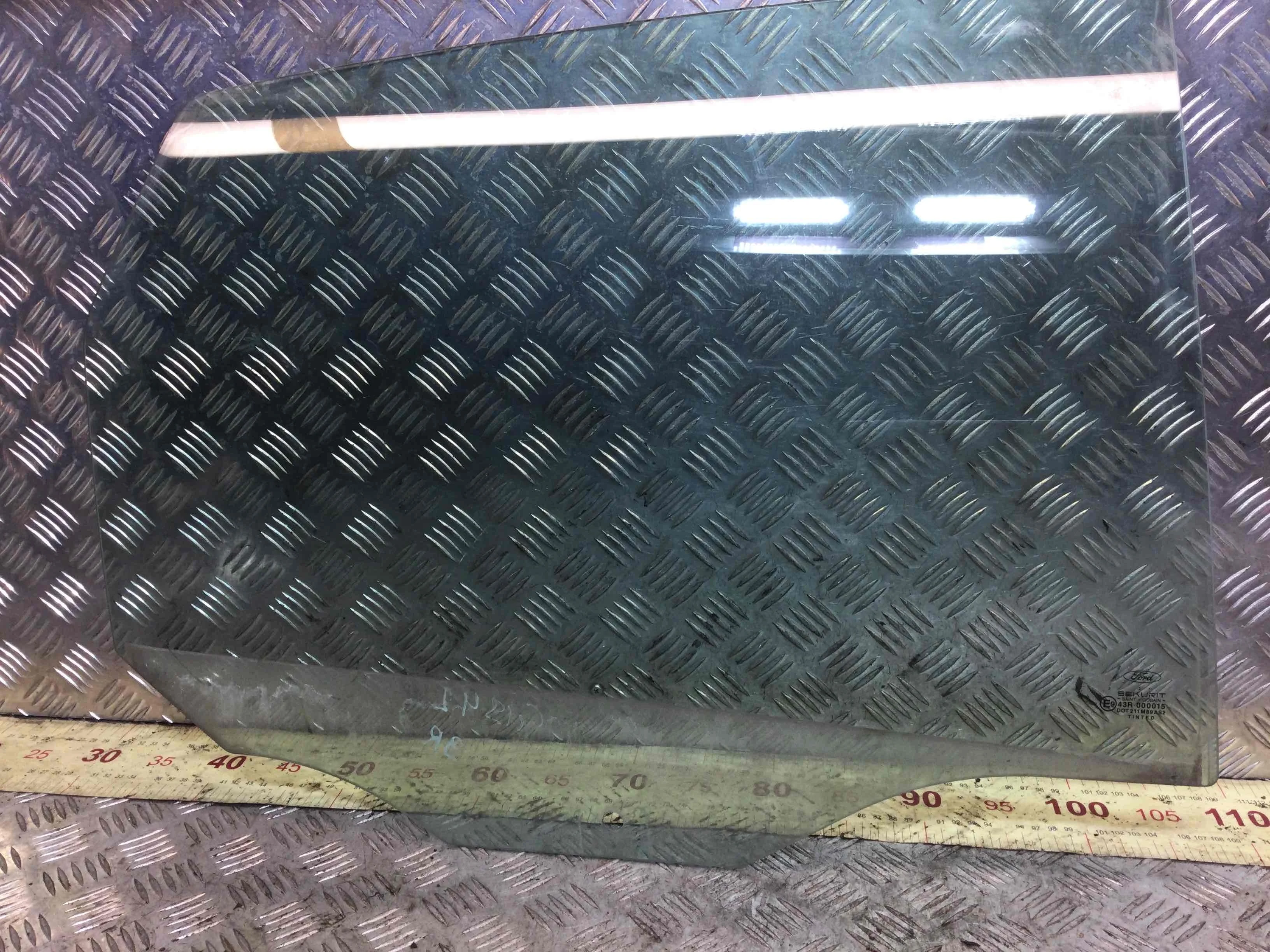 Стекло двери задней правой Ford Focus 1 поколение [рестайлинг] (2001-2005) бензин 1.6 i Механика Седан