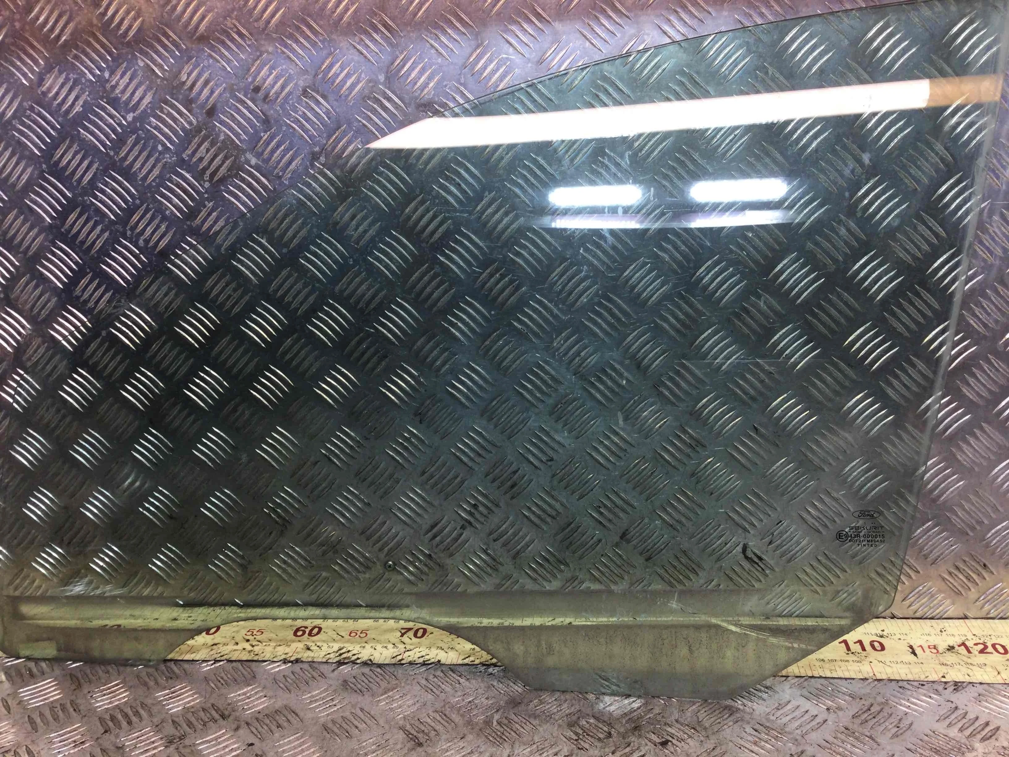 Стекло двери передней левой Ford Focus 1 поколение [рестайлинг] (2001-2005) бензин 1.6 i Механика Седан