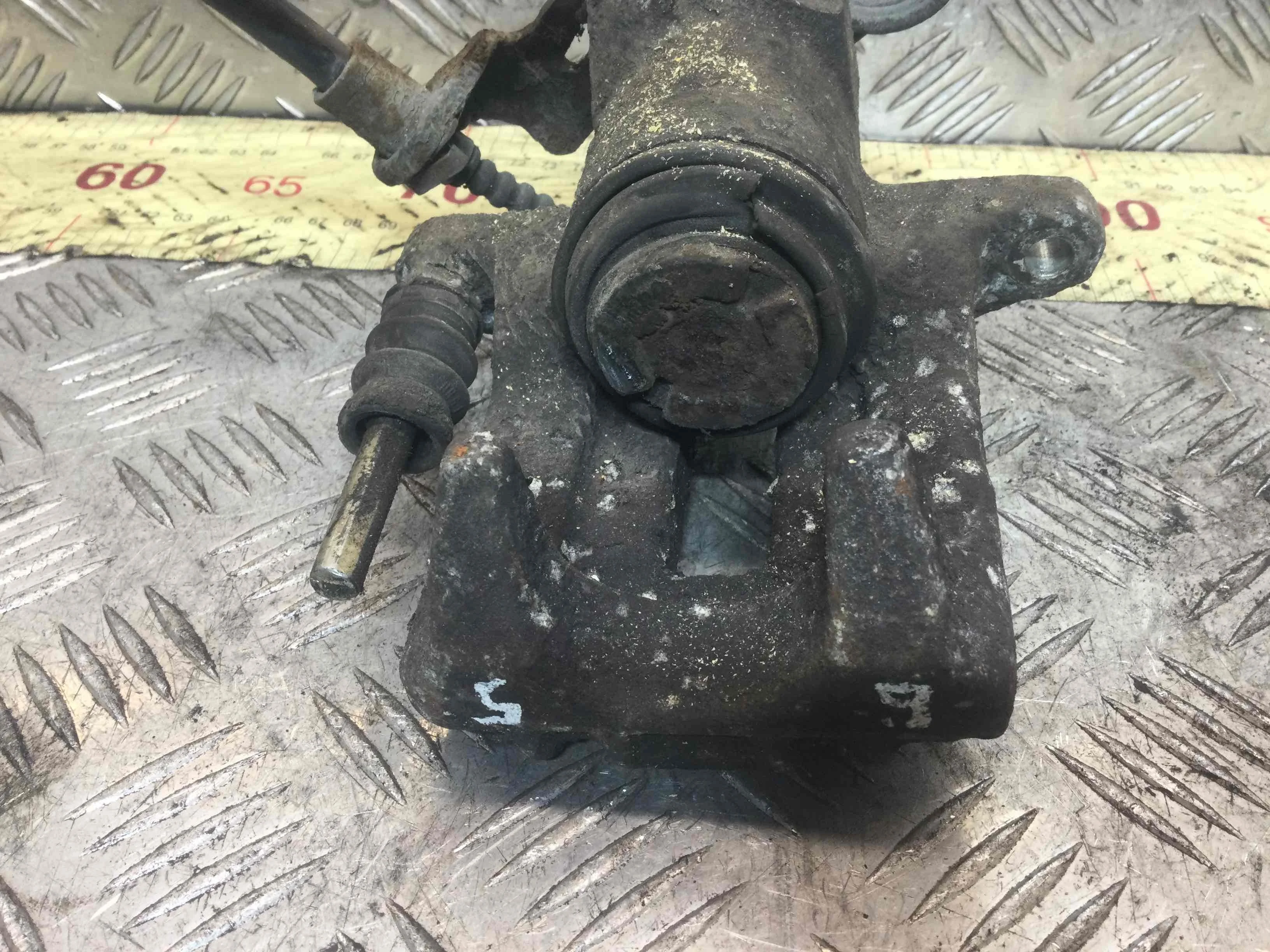 Суппорт задний правый Volkswagen Passat B5 (1996-2000) бензин 1.6 i Механика Универсал