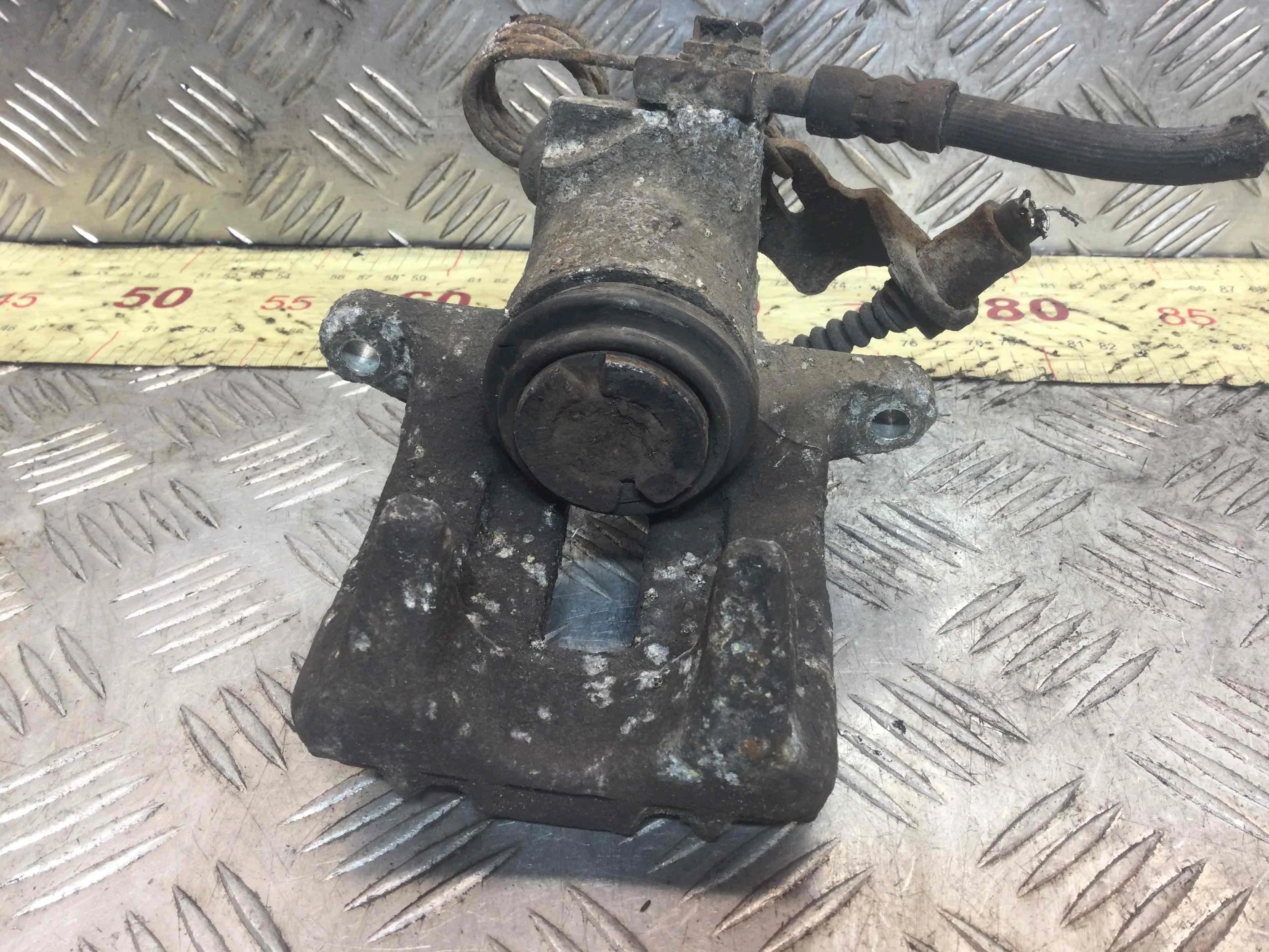 Суппорт задний левый Volkswagen Passat B5 (1996-2000) бензин 1.6 i Механика Универсал