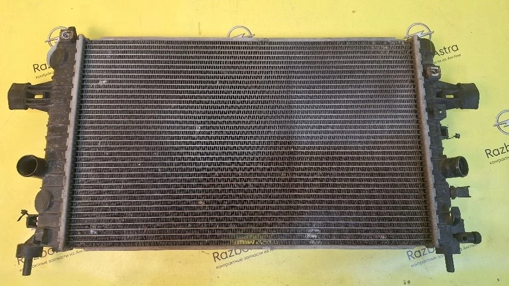 Радиатор охлаждения Opel Astra H (2004—2007)