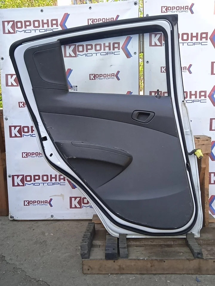 Дверь задняя левая Б/У царапины вмятинки