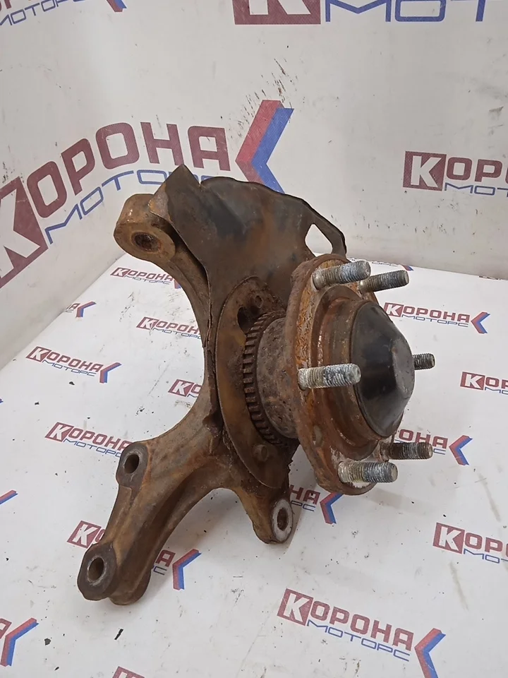 Кулак передний правый 517164H050 Б/У в сборе