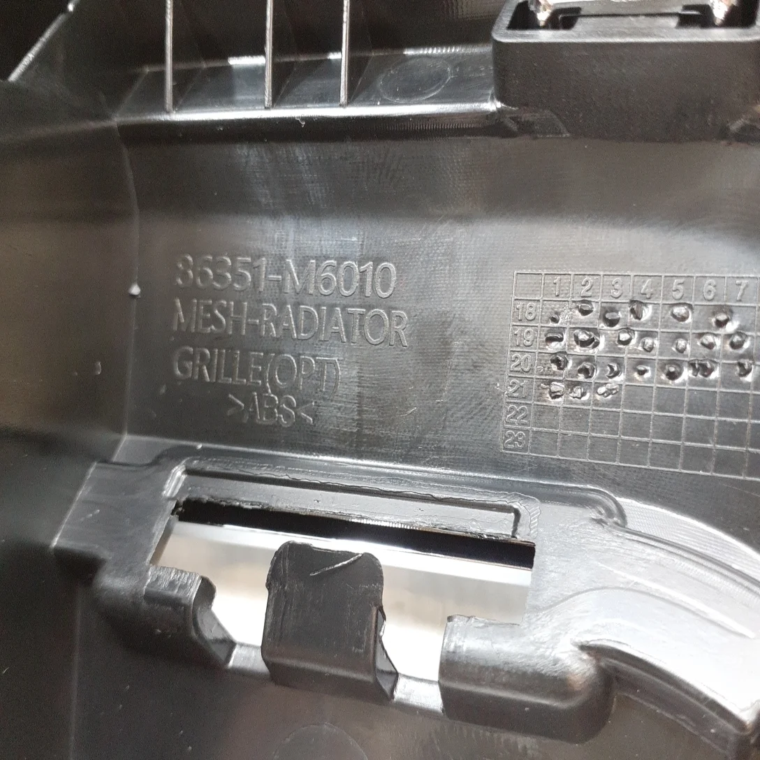 Решетка радиатора Уценка Новая, с краю отколот пластик