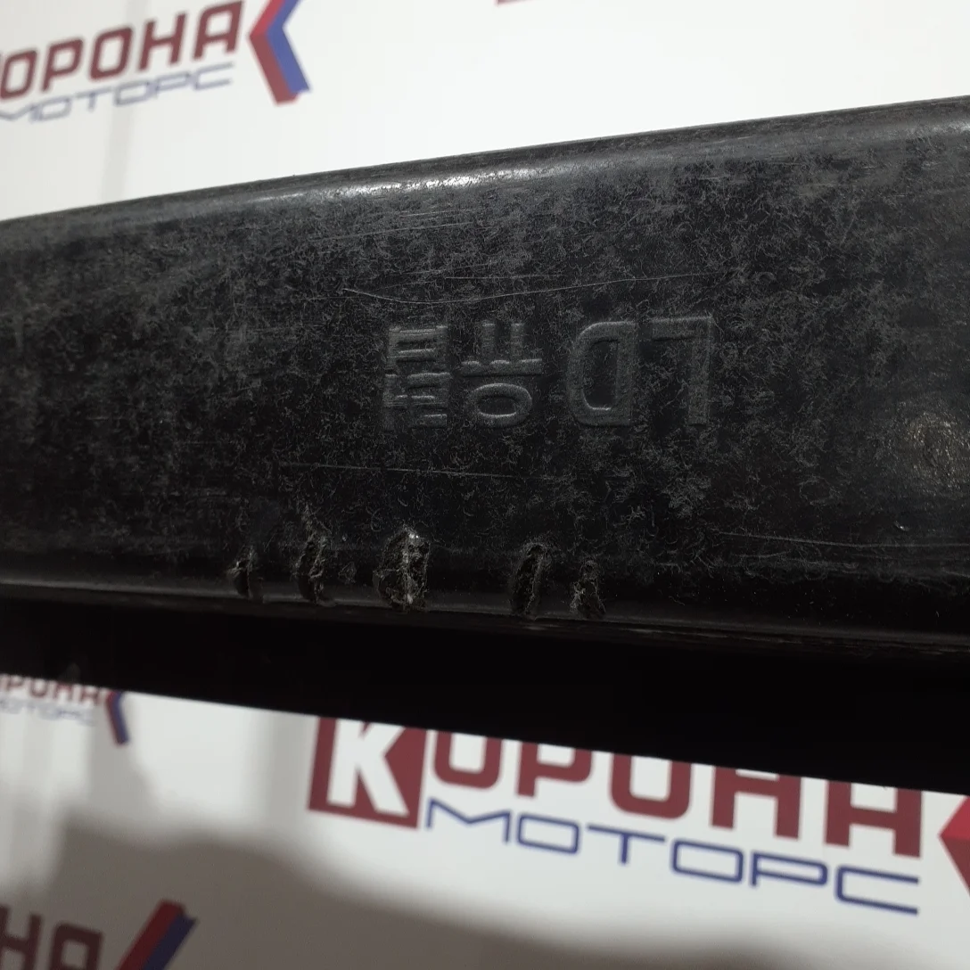 Усилитель заднего бампера Уценка Новый,оригинал,не хватает кронштейнов