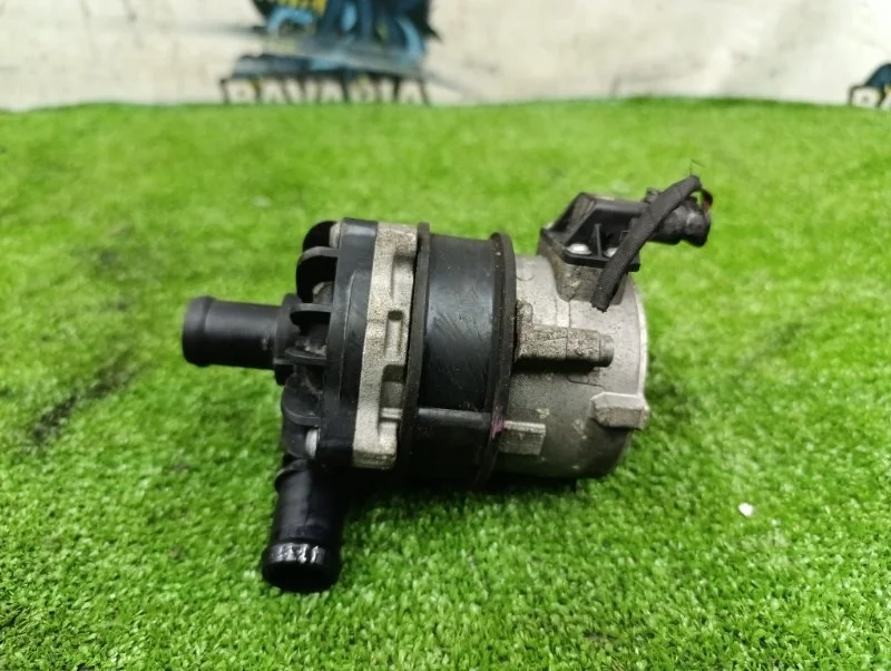 Дополнительная водяная помпа Audi A8 2017 8K0965567 D4 CTG