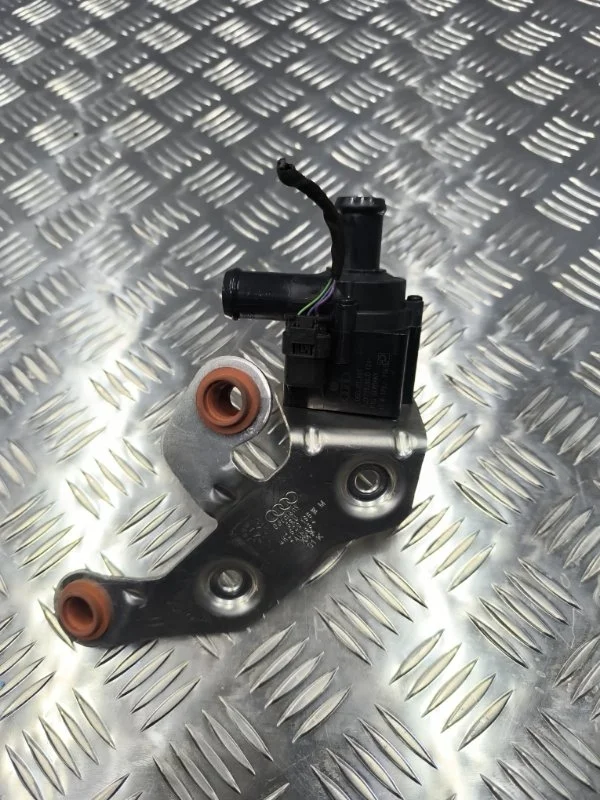 Дополнительная водяная помпа Audi A8 2017 06D121601 D4 CTG